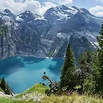 Апартаменты The Bluemlisalp, A Private Flat With The Of Thun View *